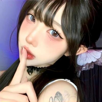 她背后的那双手